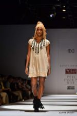 Model walk the ramp for Kavita Bhartia Show at Wills Lifestyle India Fashion Week 2012 day 2 on 7th Oct 2012 (20).JPG